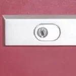 DOM Sicherheitsbalken - Gerüst auf einer roten Wand