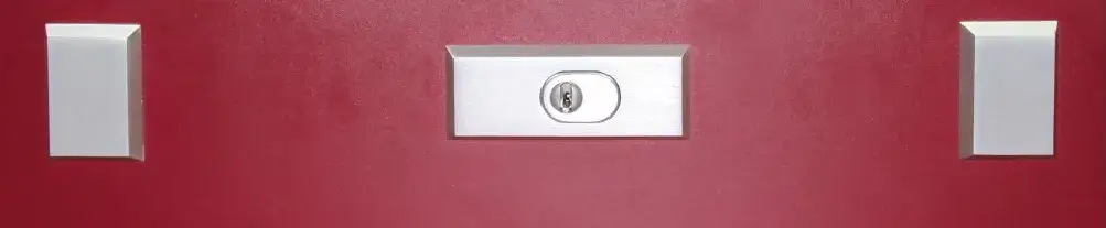 DOM Sicherheitsbalken - Gerüst auf einer roten Wand