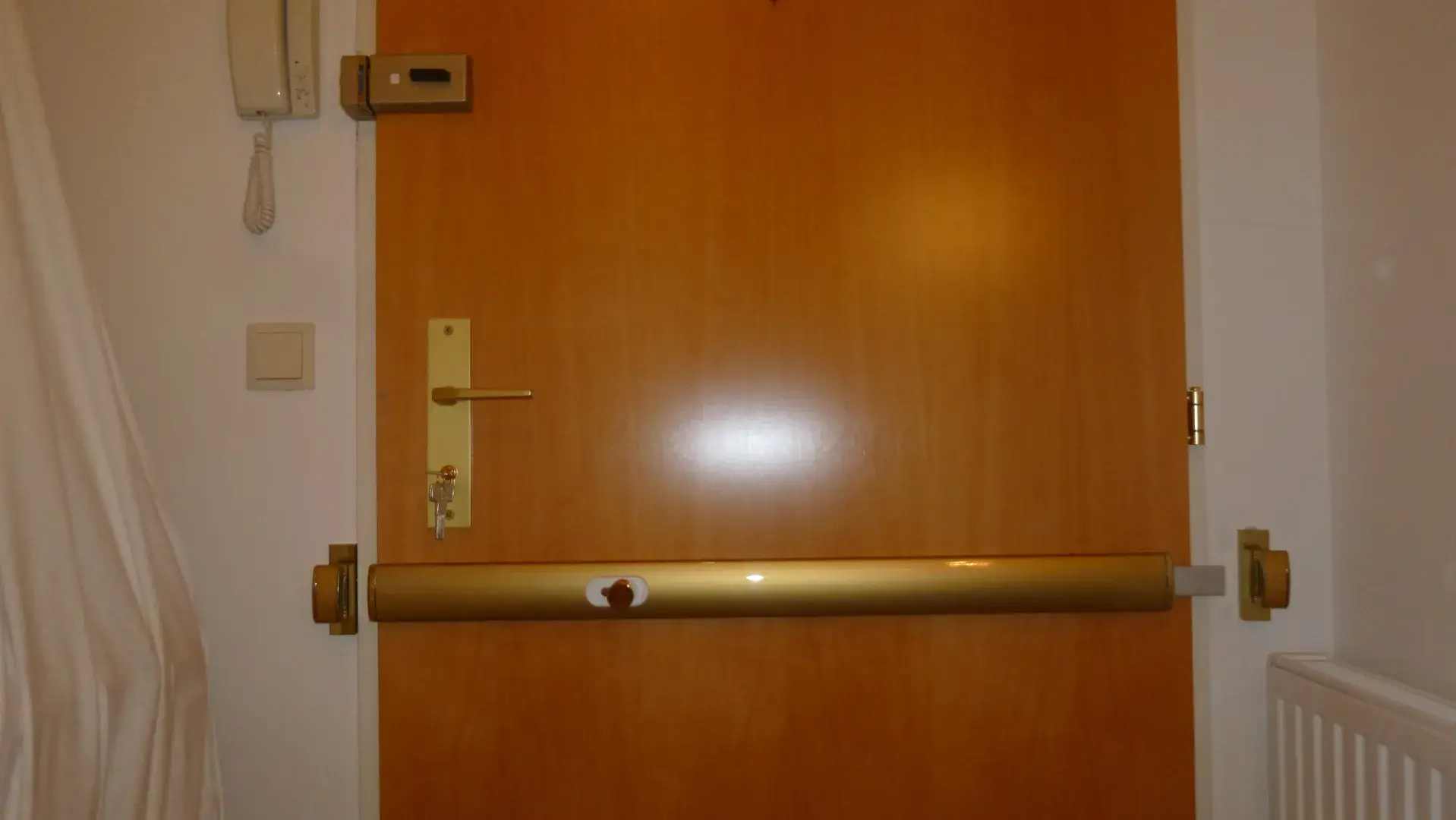 DOM Sicherheitsbalken an Holztür