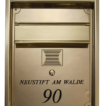 Briefkasten gold mit Aufschrift